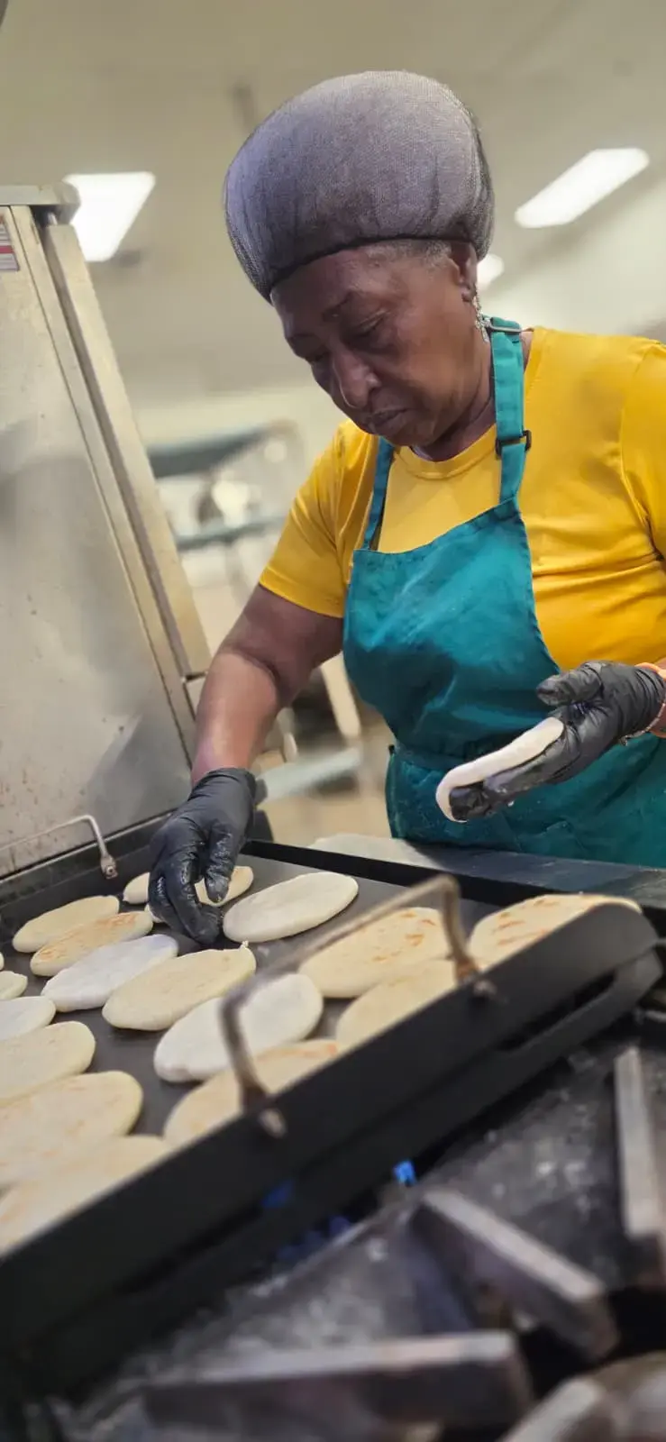 La mamá de la familia cocinando las recetas de siempre