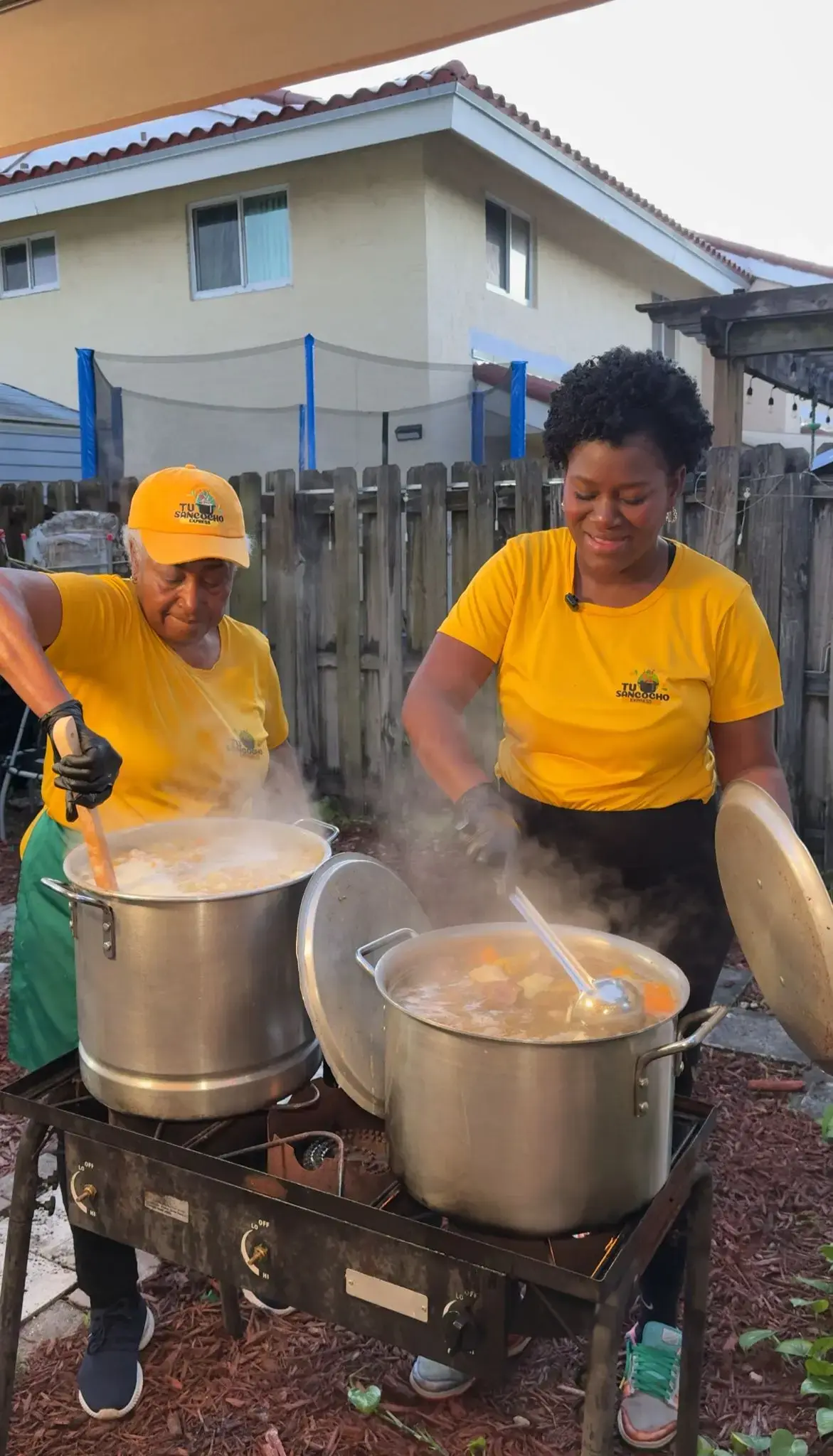 Raciones de sancocho hirviendo a fuego lento, cocinado en casa por la familia